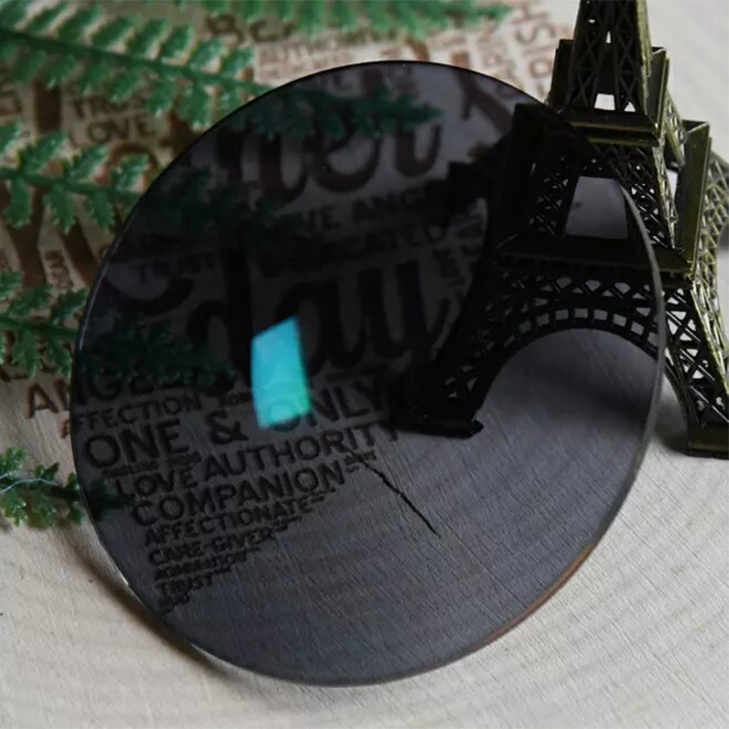 1,60 puolivalmis fotokrominen yksinäkölinssi